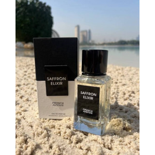 Fragrance World Saffron Elixir EDP 100 ml — product in een gestileerde setting; zeer nabije close-up; buiten; ruimste kadrering