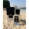 Fragrance World Saffron Elixir EDP 100 ml — product in een gestileerde setting; zeer nabije close-up; buiten; ruimste kadrering