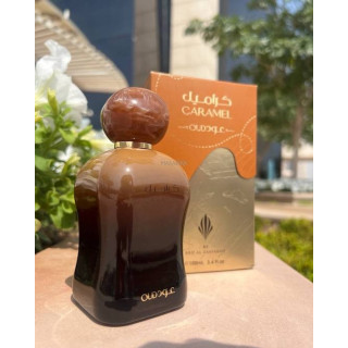 Lattafa Perfume Caramel Oud EDP 100 ml — toode stiliseeritud keskkonnas; väga lähivõte; valgel taustal
