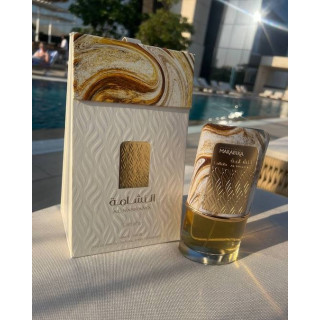 Lattafa Perfume Al Nashama EDP 100 ml — productweergave; zeer nabije close-up; op een tafel