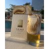 Lattafa Perfume Al Nashama EDP 100 ml — product in een gestileerde setting; zeer nabije close-up; buiten