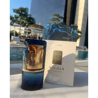 Al Nashama Caprice EDP 100 ml — товар в стилизованной композиции; очень крупный план; на открытом воздухе; самый широкий кадр