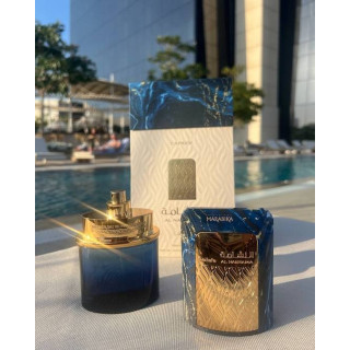 Al Nashama Caprice EDP 100 ml — товар в стилизованной композиции; очень крупный план; на открытом воздухе; самый близкий кадр