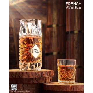Royal Blend 100 ml — product in een gestileerde setting; zeer nabije close-up; op een houten oppervlak; meest nabije kadrering