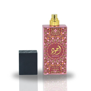 Lattafa Perfume Ajwad Pink To Pink EDP 60 ml — produktas ir pakuotė; artimas vaizdas; baltame fone; plačiausias kadras