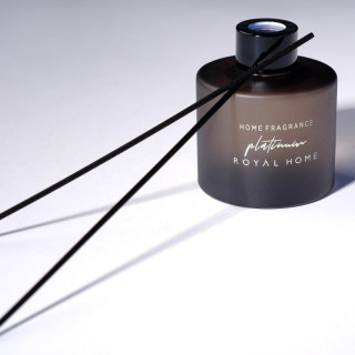Royal Platinum Platinum PINEAPLLE 120 ml — productweergave; close-up; op een lichte achtergrond; ruimste kadrering