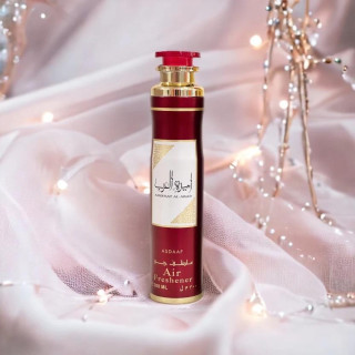Lattafa Perfume Ameerat Al Arab 300 ml — productweergave; zeer nabije close-up; op een lichte achtergrond