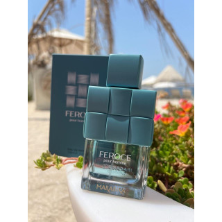 Fragrance World Feroce Pour Homme EDP 100 ml — produkts stilizētā vidē; ļoti tuvs plāns; āra vidē; visplašākais kadrējums