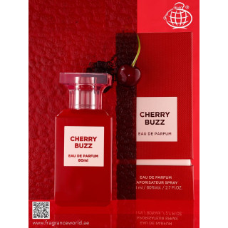Fragrance World Cherry Buzz EDP 80 ml — product en verpakking; zeer nabije close-up; op een witte achtergrond
