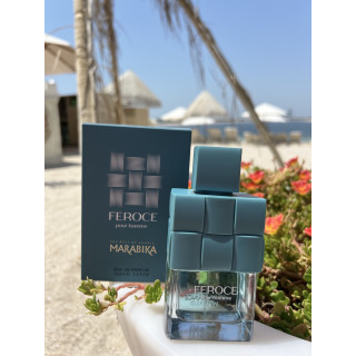 Fragrance World Feroce Pour Homme EDP 100 ml — produkts stilizētā vidē; ļoti tuvs plāns; āra vidē; tuvākais kadrējums