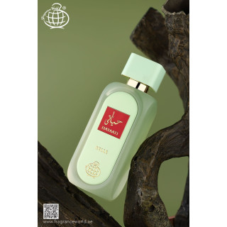 Fragrance World Hayaati Belle EDP 100 ml — produktas stilizuotoje aplinkoje; stambus planas; ant medinio paviršiaus
