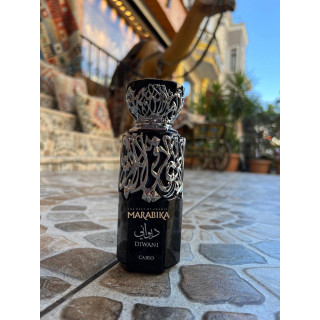 Fragrance World Diwani Cairo EDP 100 ml — produktas stilizuotoje aplinkoje; stambus planas; žalumos apsuptyje