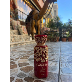 Fragrance World Diwani Rabat EDP 100 ml — товар в стилизованной композиции; очень крупный план; среди зелени