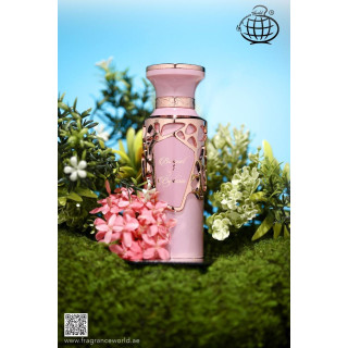 Fragrance World Bouquet of Euphoria EDP 100 ml — toode stiliseeritud keskkonnas; väga lähivõte; õues