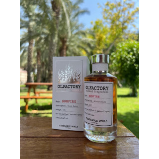 Olfactory Bonfire EDP 100 ml — prodotto in un’ambientazione stilizzata; dettaglio molto ravvicinato; tra il verde