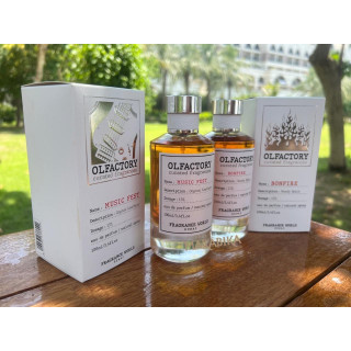 Fragrance World Olfactory Music Fest EDP 100 ml — toode stiliseeritud keskkonnas; väga lähivõte; õues; kõige laiem kadreering