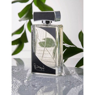 Lattafa Perfume NAJDIA EDP 100 ml — Produktansicht; sehr nahe Detailaufnahme; auf weißem Hintergrund
