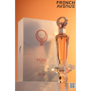 Fragrance World Muse Parfum EDP 100 ml — product en verpakking; zeer nabije close-up; op een witte achtergrond