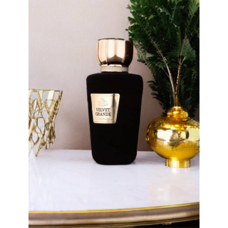 Fragrance World Velvet Grande EDP 100 ml — товар в стилизованной композиции; очень крупный план; на белом фоне