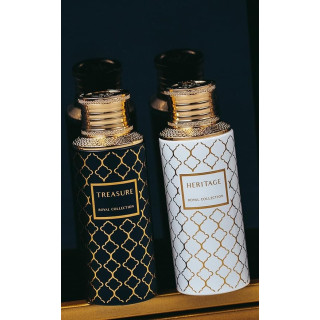 Gulf Orchid Heritage EDP 100 ml — produs într-o compoziție stilizată; prim-plan foarte apropiat; pe o suprafață din lemn