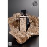 Fragrance World Varakh Gold EDP 100 ml — produktas stilizuotoje aplinkoje; stambus planas; ant akmens paviršiaus