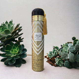 Lattafa Perfume Bint Hooran 300 ml — product in een gestileerde setting; close-up; op een lichte achtergrond