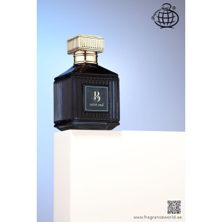Fragrance World B Satin Oud EDP 100 ml — produktas stilizuotoje aplinkoje; artimas vaizdas; lauko aplinkoje