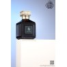 Fragrance World B Satin Oud EDP 100 ml — produktas stilizuotoje aplinkoje; artimas vaizdas; lauko aplinkoje