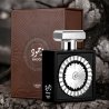 Lattafa Perfume Wajood 100 ml — produs într-o compoziție stilizată; prim-plan foarte apropiat; pe fundal închis