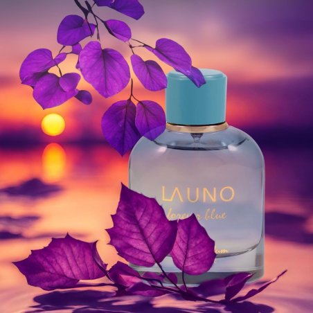 Fragrance World La uno Forever Blue EDP 100 ml — товар в стилизованной композиции; очень крупный план; среди зелени
