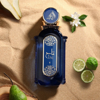 Taj 2 Athoor Al Alam EDP 90 ml — produkt ve stylizované kompozici; velmi detailní záběr; se složkami vůně; nejširší záběr