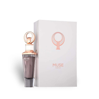Muse Parfum EDP 100 ml — product en verpakking; volledige compositie; op een witte achtergrond; meest nabije kadrering
