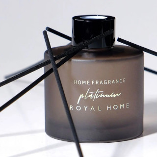 Royal Platinum Platinum PINEAPLLE 120 ml — productweergave; close-up; op een lichte achtergrond; meest nabije kadrering