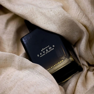 Royal Platinum Glorious Zeugma Extrait de Parfum 100 ml — изображение товара; очень крупный план; на цветном фоне