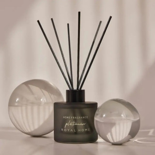 Royal Platinum Platinum PINEAPLLE 120 ml — productweergave; close-up; op een gekleurde achtergrond; ruimste kadrering
