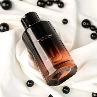 Royal Platinum MOON LIGHT EDP 100 ml — productweergave; zeer nabije close-up; op een lichte achtergrond; gemiddelde kadrering