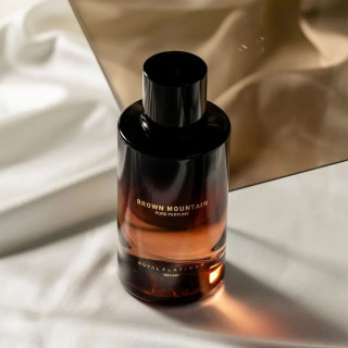 Royal Platinum MOON LIGHT EDP 100 ml — productweergave; zeer nabije close-up; op een gekleurde achtergrond; gemiddelde kadrering