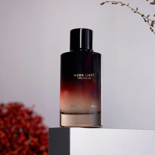 Royal Platinum MOON LIGHT EDP 100 ml — productweergave; zeer nabije close-up; op een gekleurde achtergrond; ruimste kadrering