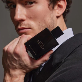 Royal Platinum Glorious MARLON Extrait de Parfum 100 ml — товар в стилизованной композиции; очень крупный план; на светлом фоне
