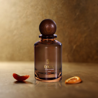 Royal Platinum LYKIA Extrait de Parfum 100 ml — produkto vaizdas; stambus planas; spalvotame fone