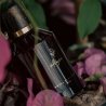 Royal Platinum ALEGRIA EDP 100 ml — товар в стилизованной композиции; очень крупный план; на тёмном фоне