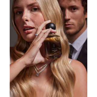 TROY Extrait de Parfum 100 ml — product in een gestileerde setting; zeer nabije close-up; op een witte achtergrond