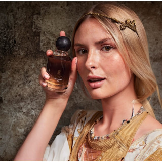 TROY Extrait de Parfum 100 ml — product in een gestileerde setting; zeer nabije close-up; op een donkere achtergrond