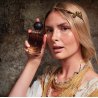 TROY Extrait de Parfum 100 ml — product in een gestileerde setting; zeer nabije close-up; op een donkere achtergrond