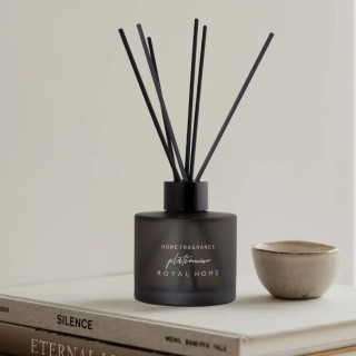 Royal Platinum Platinum CHERRY BLOSSOM EDP 120 ml — productweergave; zeer nabije close-up; op een tafel