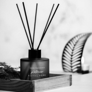 Royal Platinum Platinum POWDER EDP 120 ml — productweergave; zeer nabije close-up; op een lichte achtergrond; ruimste kadrering