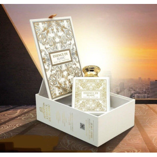 Fragrance World Essence De Blanc EDP 100 ml — товар в стилизованной композиции; очень крупный план; на светлом фоне