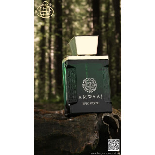 Fragrance World Amwaaj Epic Wood EDP 100 ml — товар в стилизованной композиции; очень крупный план; на деревянной поверхности