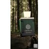 Fragrance World Amwaaj Epic Wood EDP 100 ml — товар в стилизованной композиции; очень крупный план; на деревянной поверхности