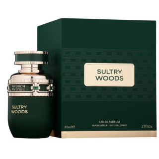 Fragrance World Sultry Woods EDP 80 ml — product en verpakking; zeer nabije close-up; op een witte achtergrond